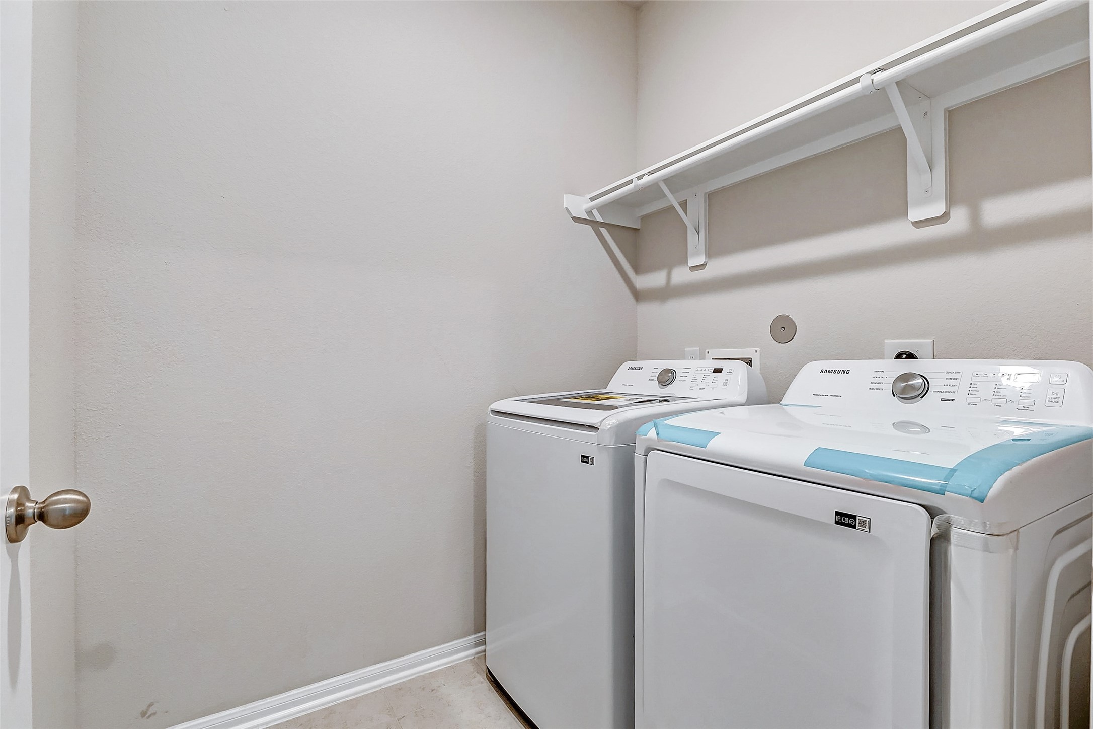 10511 Snowy Ridge Lane Rosharon, TX 77583 - Photo 13 of 32 a utility room with dryer and washer