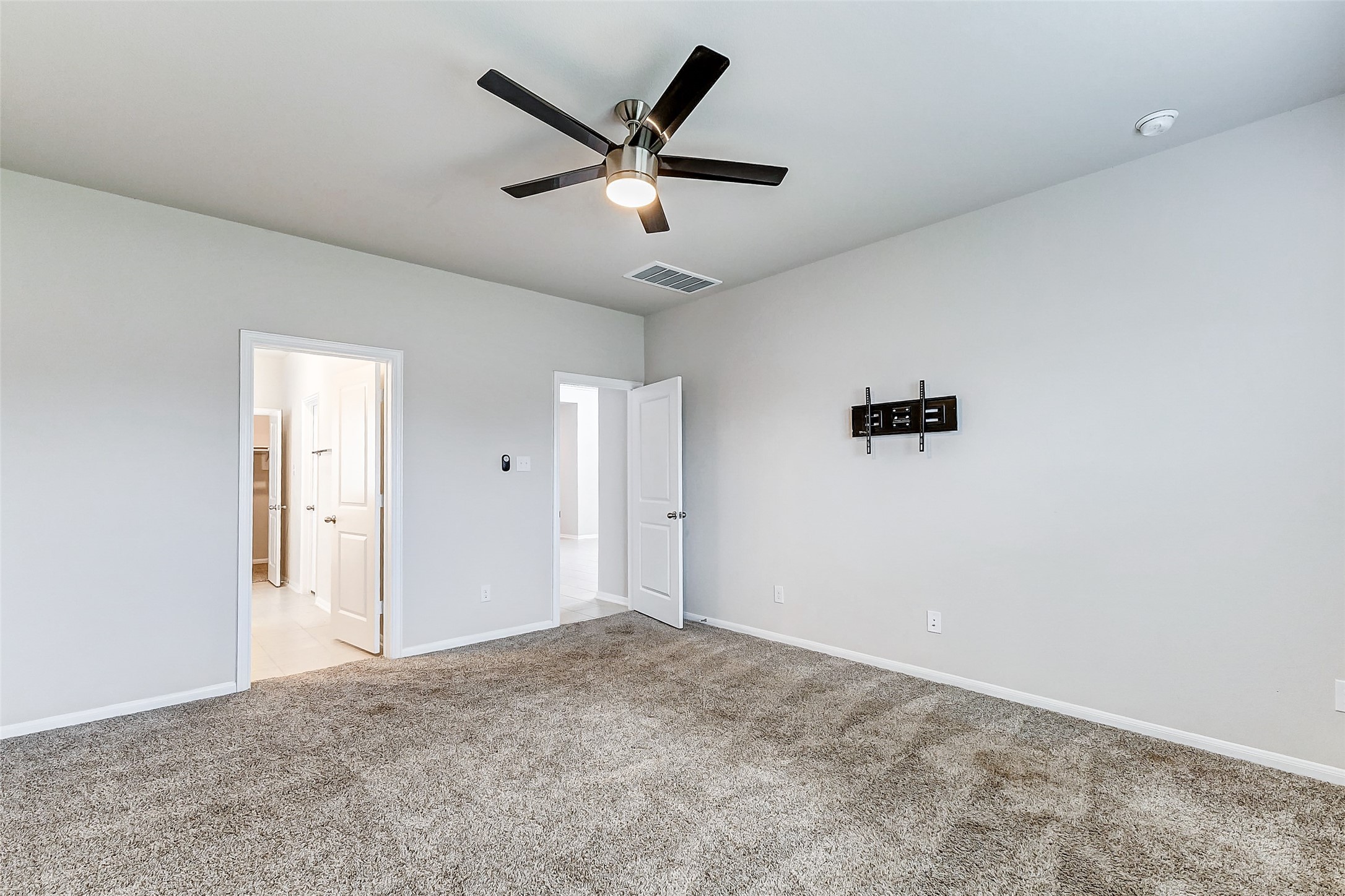 10511 Snowy Ridge Lane Rosharon, TX 77583 - Photo 16 of 32 a view of a livingroom with a ceiling fan & windows