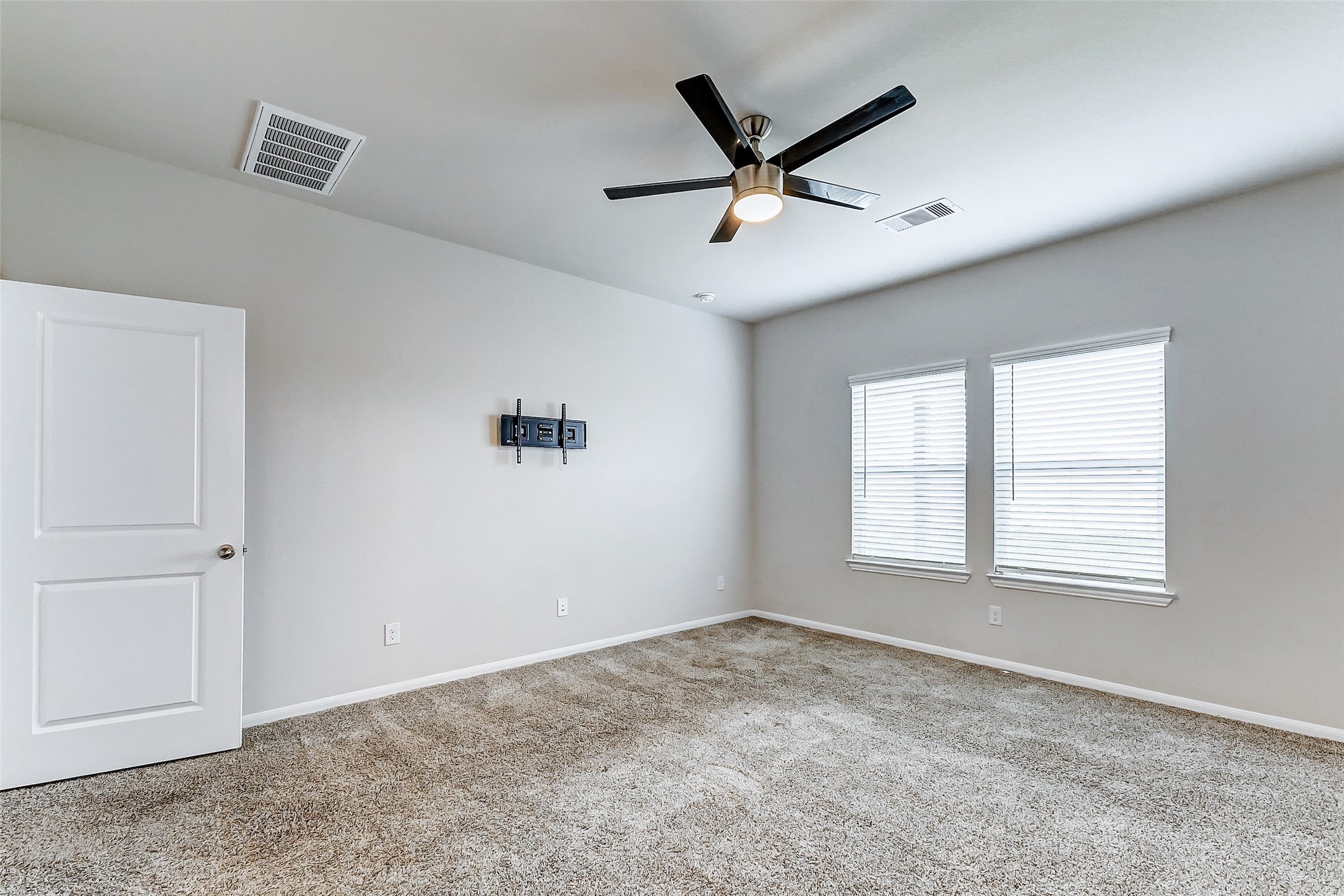 10511 Snowy Ridge Lane Rosharon, TX 77583 - Photo 17 of 32 an empty room with windows and fan