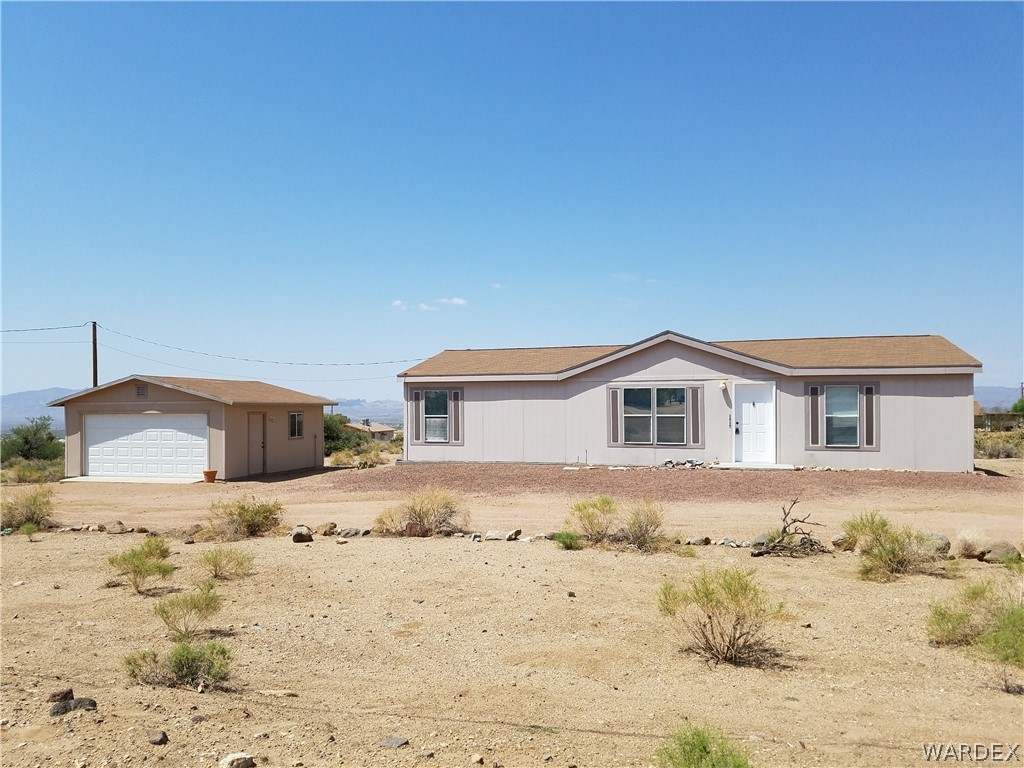 3955 Bosque Road Golden Valley, AZ 86413 - Photo 19 of 27 a house with a outdoor space