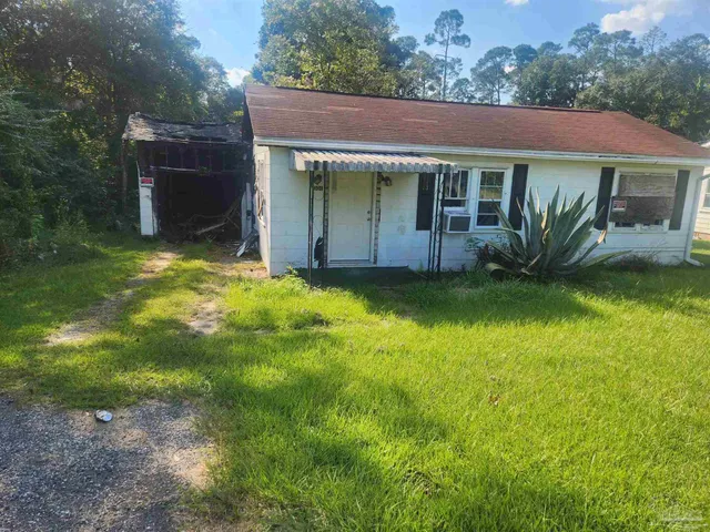 a view of a house with a yard