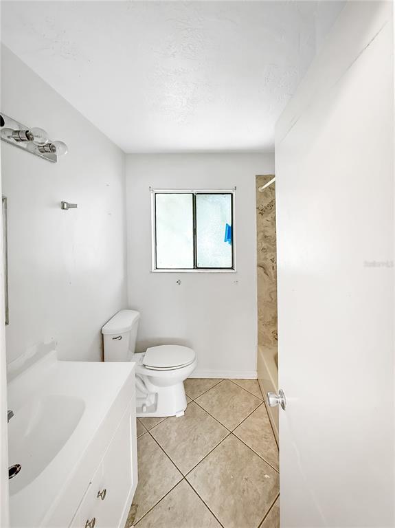 322 Canal Road, Unit G41 Edgewater, FL 32132 - Photo 8 of 14 a bathroom with a toilet a sink and bathtub