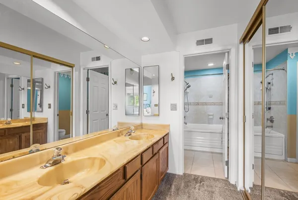 $339,000 | 213 Winding Oak Lane, Buffalo Grove, IL 60089