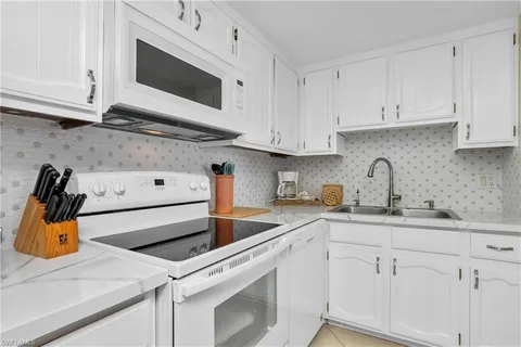 $864,000 | 180 Seaview Court, Unit 515, Marco Island, FL 34145