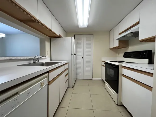 $1,700 | 9833 Westview Drive, Unit 824, Coral Springs, FL 33076