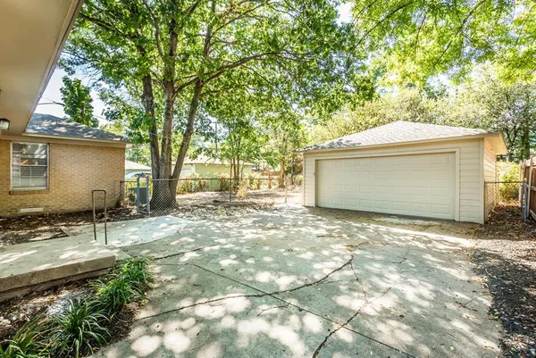 $2,395 | 511 Classen Drive, Dallas, TX 75218