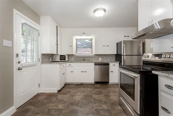 $2,395 | 511 Classen Drive, Dallas, TX 75218