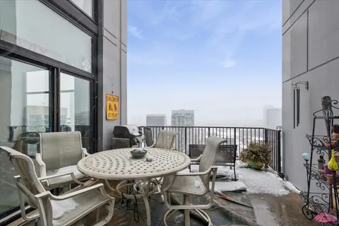 $385,000 | 435 West Erie Street, Unit 2204, Chicago, IL 60654