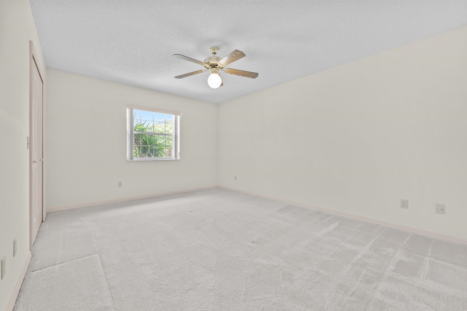 512 Moultrie Wells Road St. Augustine, FL 32086 - Photo 28 of 51 an empty room with windows and fan