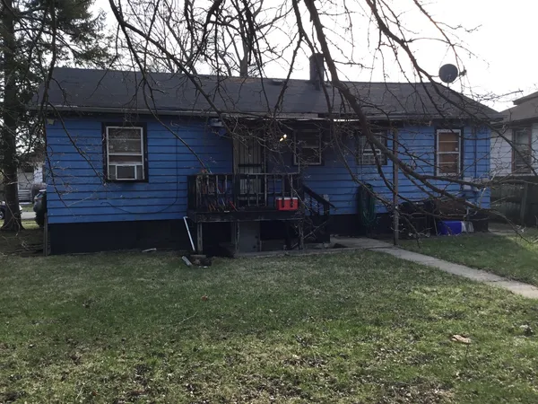 a view of a house with a back yard