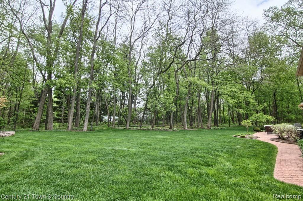 60735 Eyster Road Rochester, MI 48306 - Photo 31 of 32 Backyard.jpg