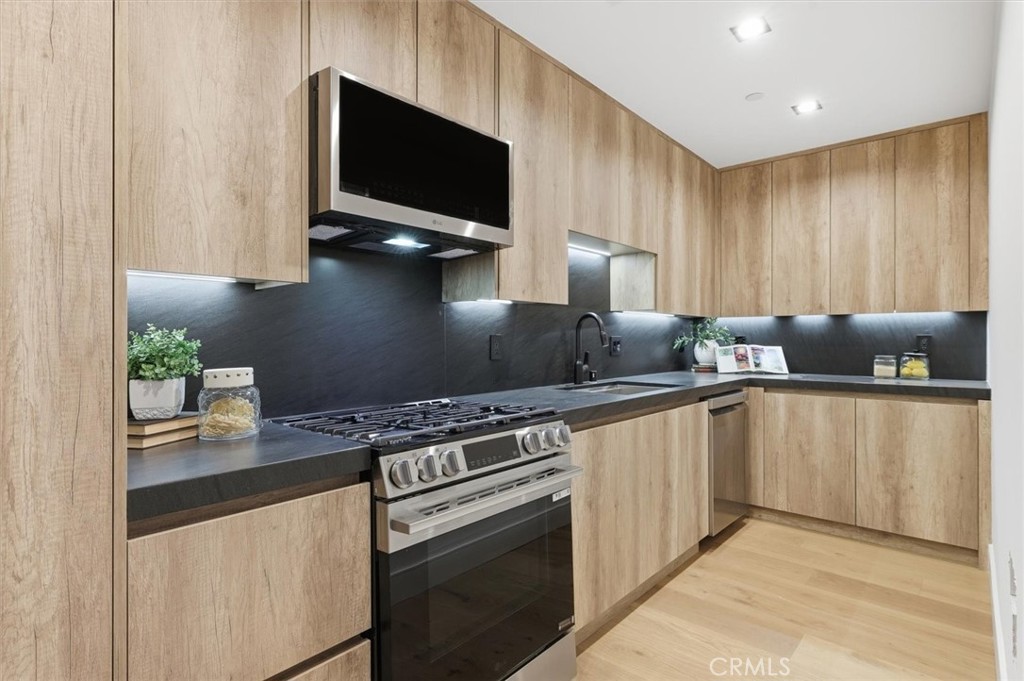 16800 Oak View Drive Encino, CA 91436 - Photo 37 of 42