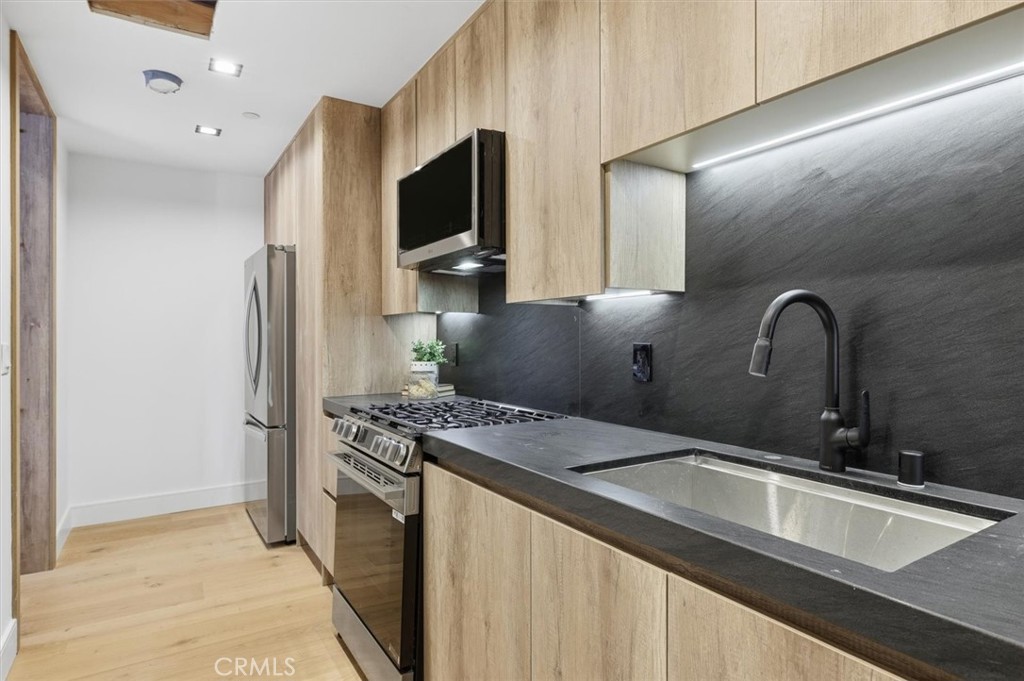 16800 Oak View Drive Encino, CA 91436 - Photo 38 of 42