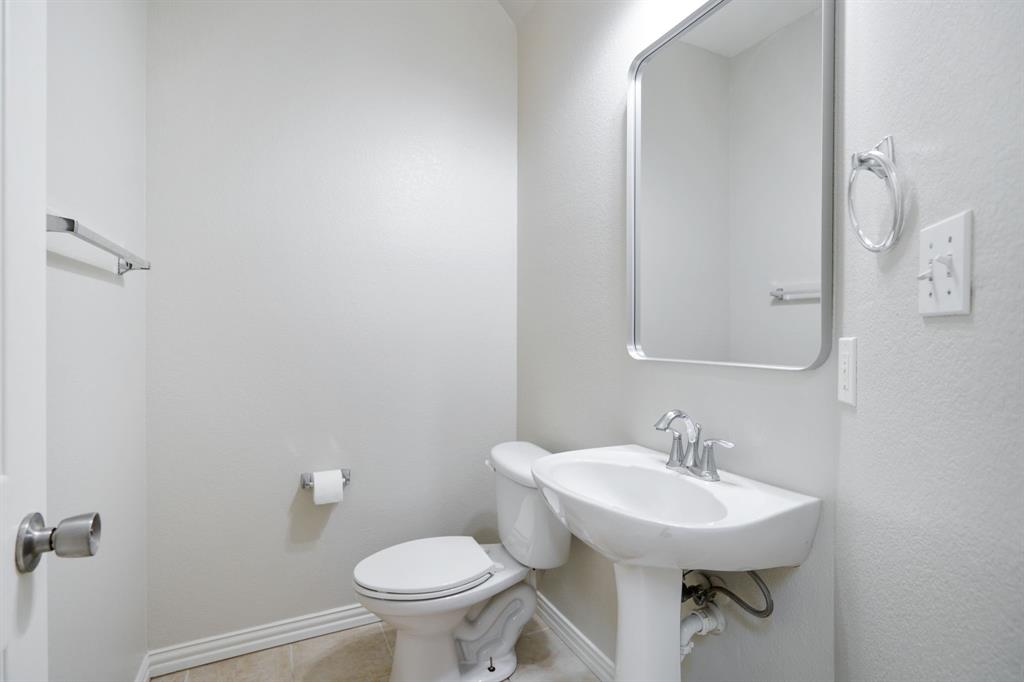6407 Capulet Place Dallas, TX 75252 - Photo 10 of 33 a bathroom with a sink toilet and a mirror