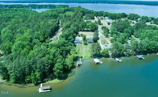 a view of yard with green space