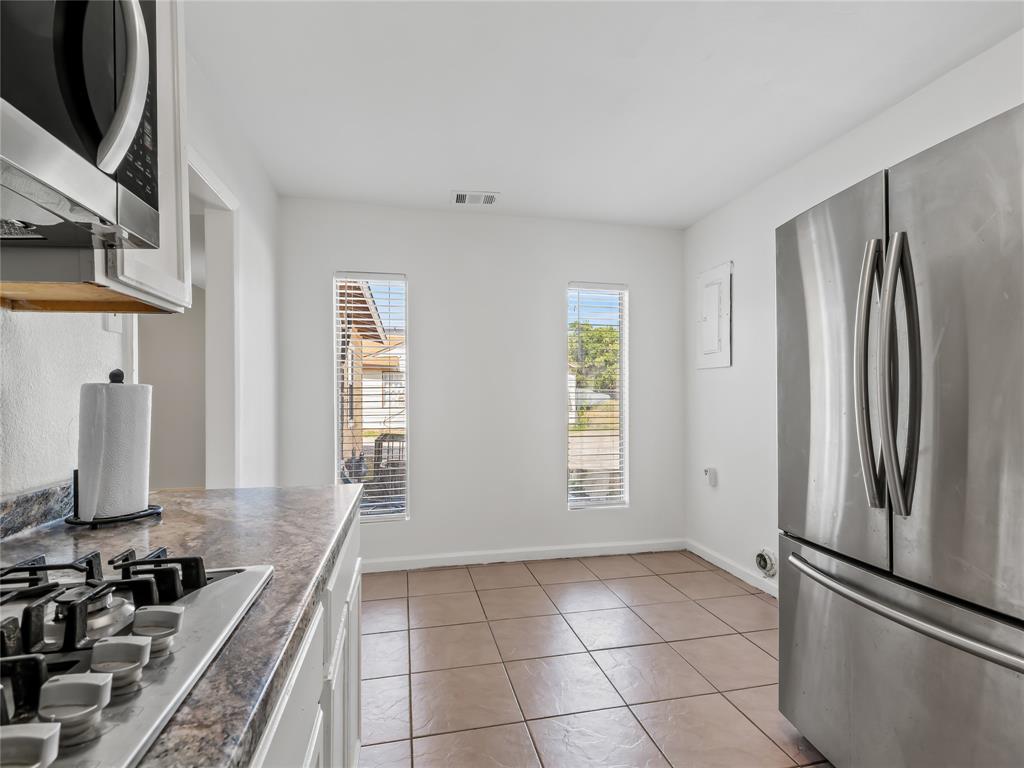 826 Ryan Road Dallas, TX 75224 - Photo 14 of 34 a kitchen with stainless steel appliances a refrigerator and a stove