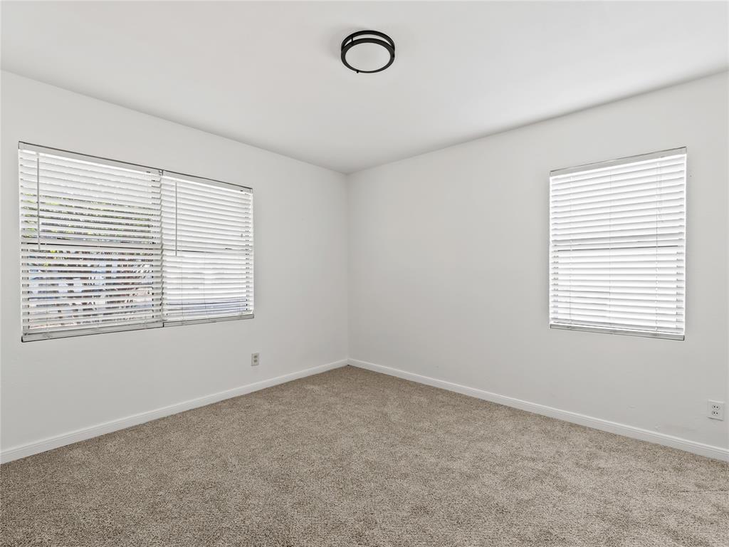 826 Ryan Road Dallas, TX 75224 - Photo 20 of 34 an empty room with a window