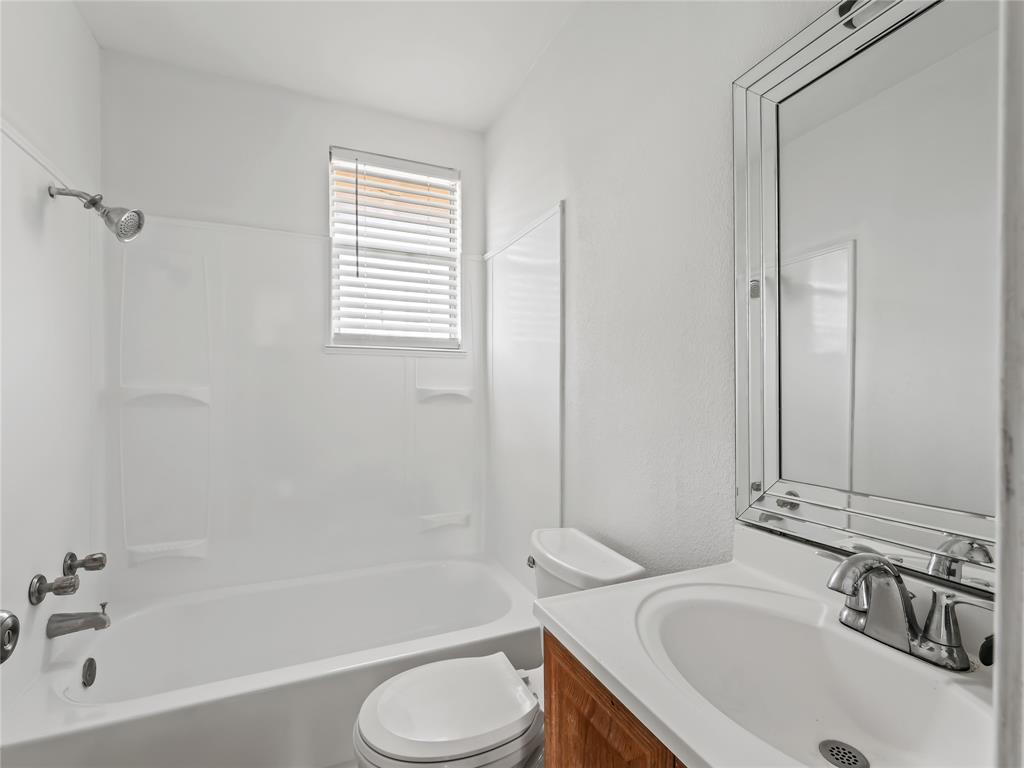 826 Ryan Road Dallas, TX 75224 - Photo 27 of 34 a bathroom with a sink toilet and bathtub