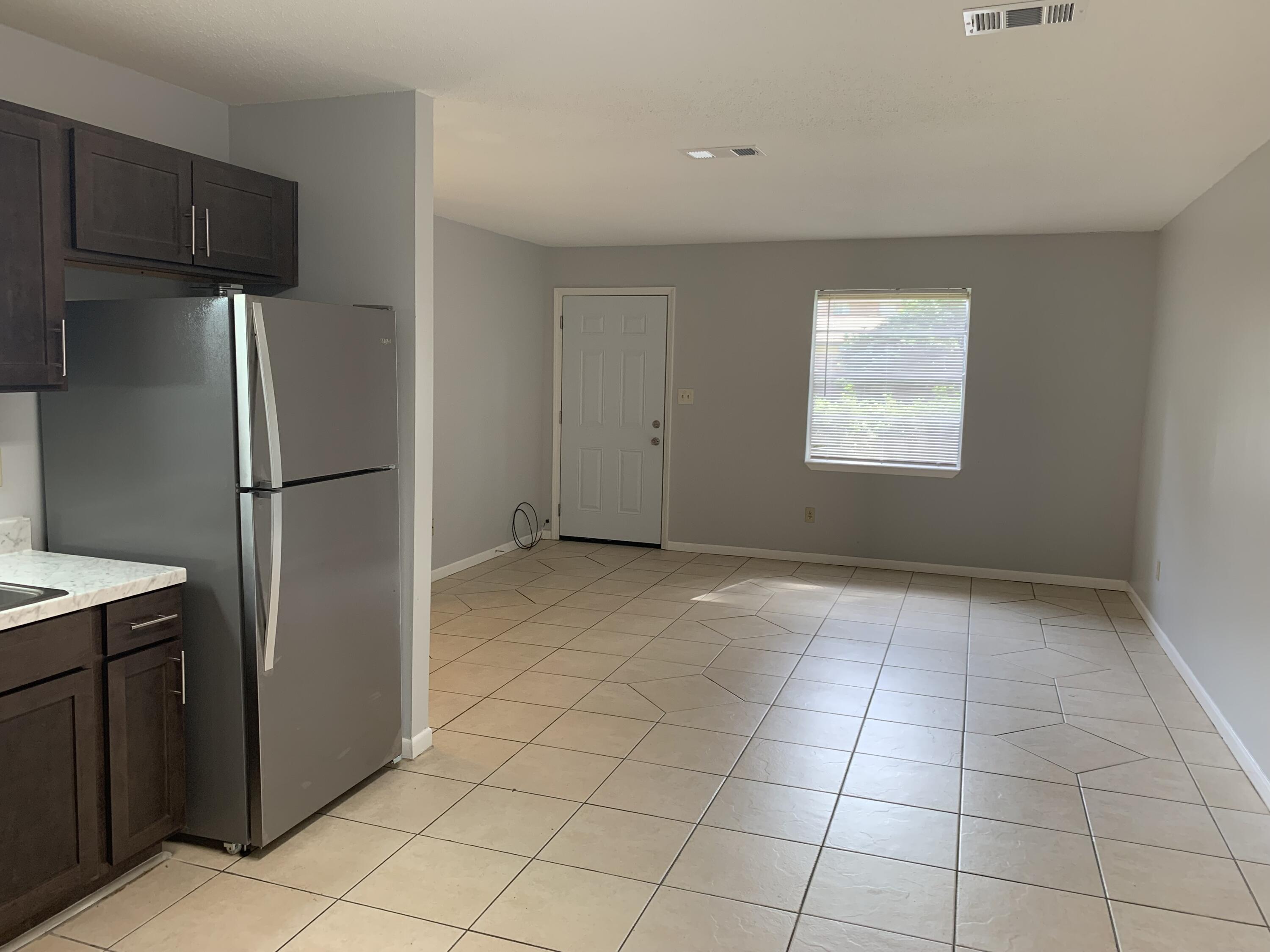 935 Tanager Road, Unit C Fort Walton Beach, FL 32547 - Photo 3 of 8 IMG-8575