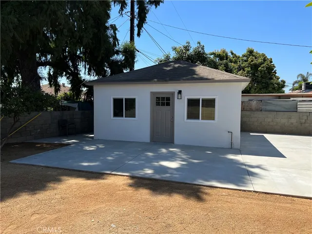a view of a yard in front of a house with a yard
