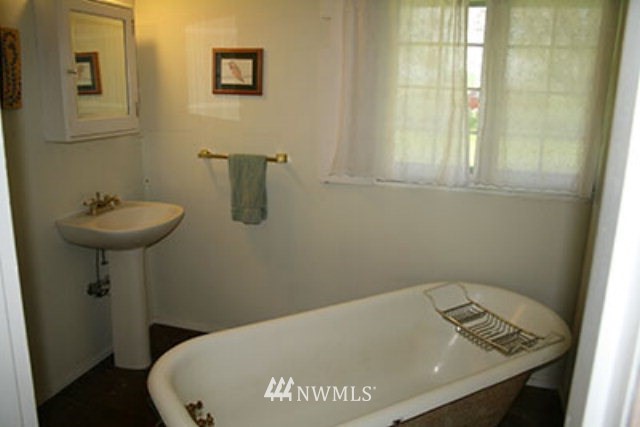 337 Mission Road Walla Walla, WA 99362 - Photo 15 of 23 a bathroom with a sink