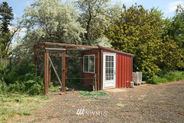 337 Mission Road Walla Walla, WA 99362 - Photo 18 of 23 a backyard of a house with barbeque oven