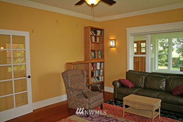 337 Mission Road Walla Walla, WA 99362 - Photo 3 of 23 a living room with furniture and a window
