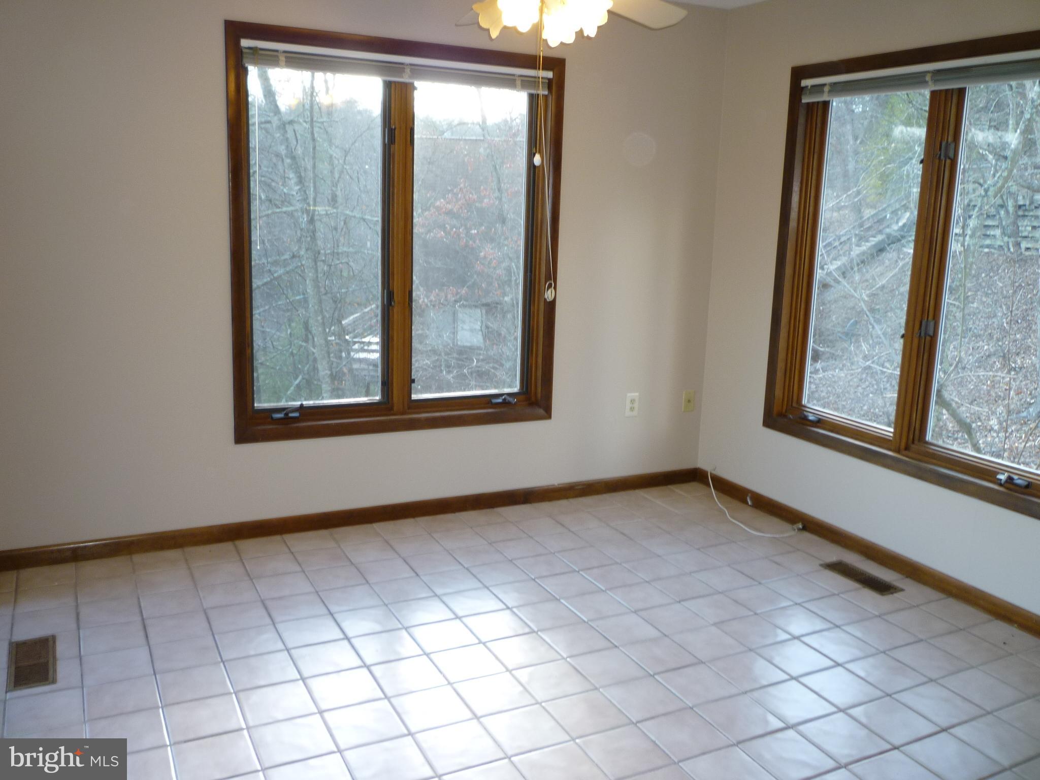 208 Hood's Point Road Basye, VA 22810 - Photo 14 of 27 Separate breakfast area