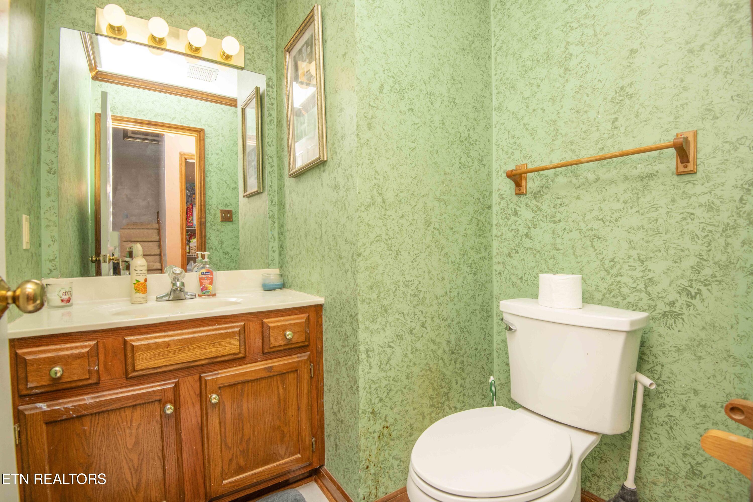 512 Windgate Court Powell, TN 37849 - Photo 8 of 36 Downstairs Half Bath
