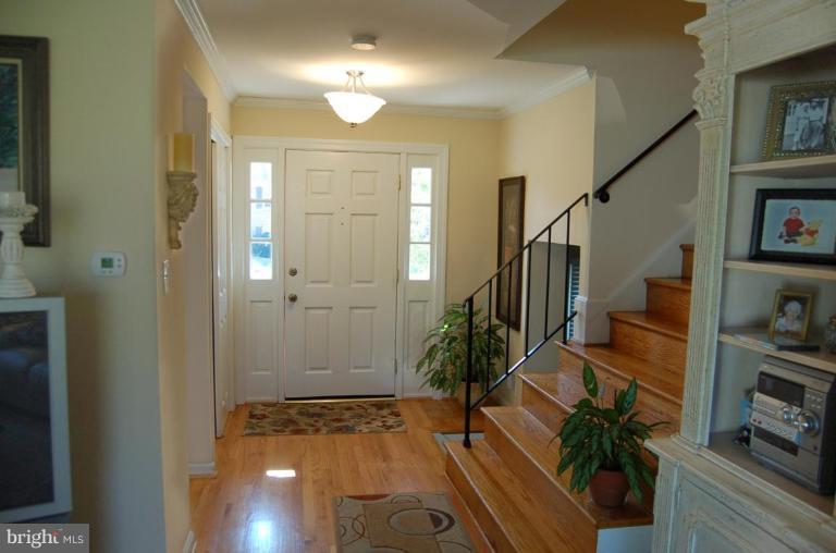 19237 Treadway Road Brookeville, MD 20833 - Photo 2 of 26 Entrance / Foyer