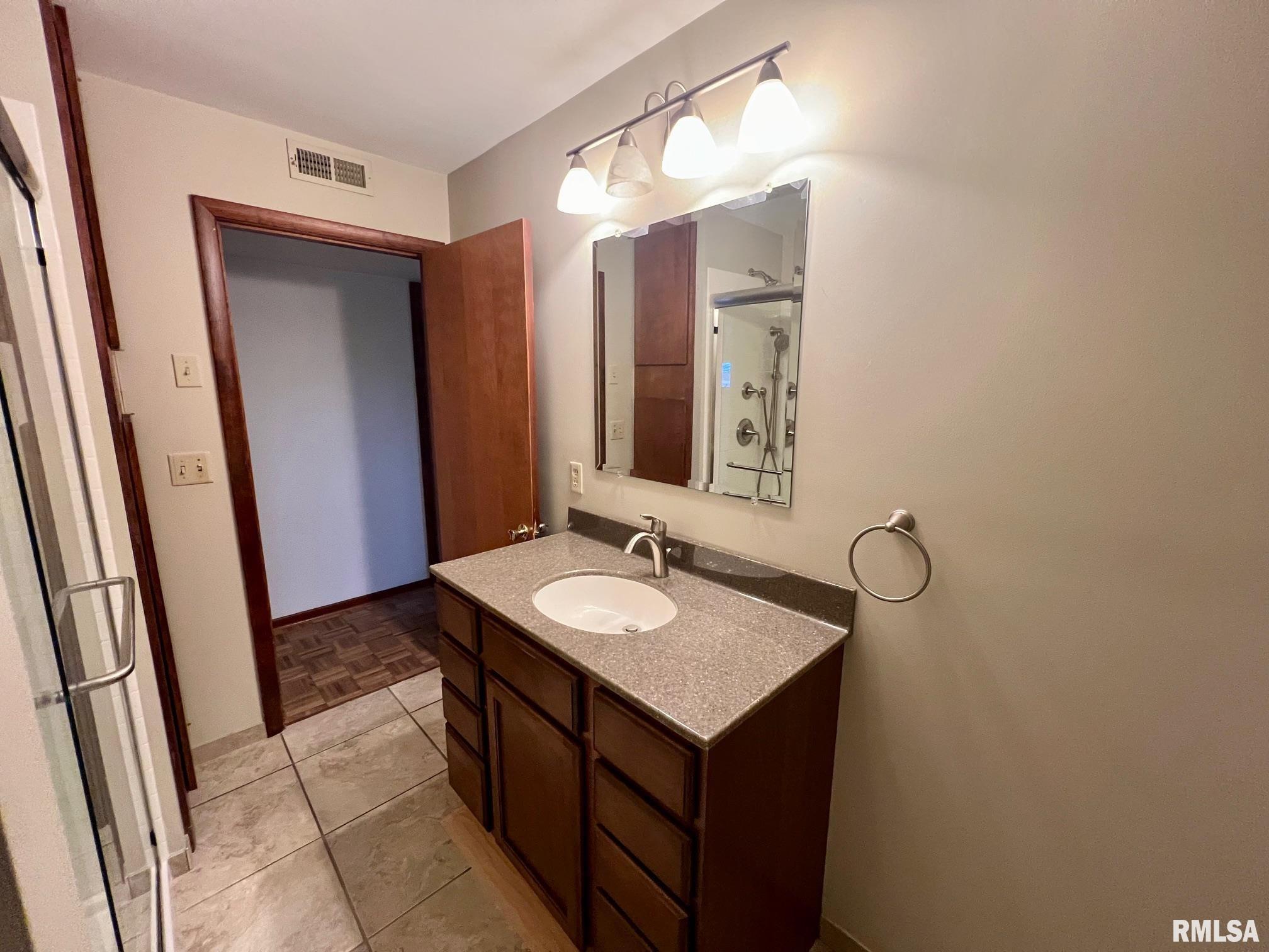 13774 East County Line Road Oakford, IL 62673 - Photo 15 of 32 Gallery Image 15