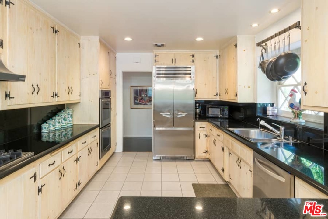 3916 Mandeville Canyon Road Los Angeles, CA 90049 - Photo 19 of 42