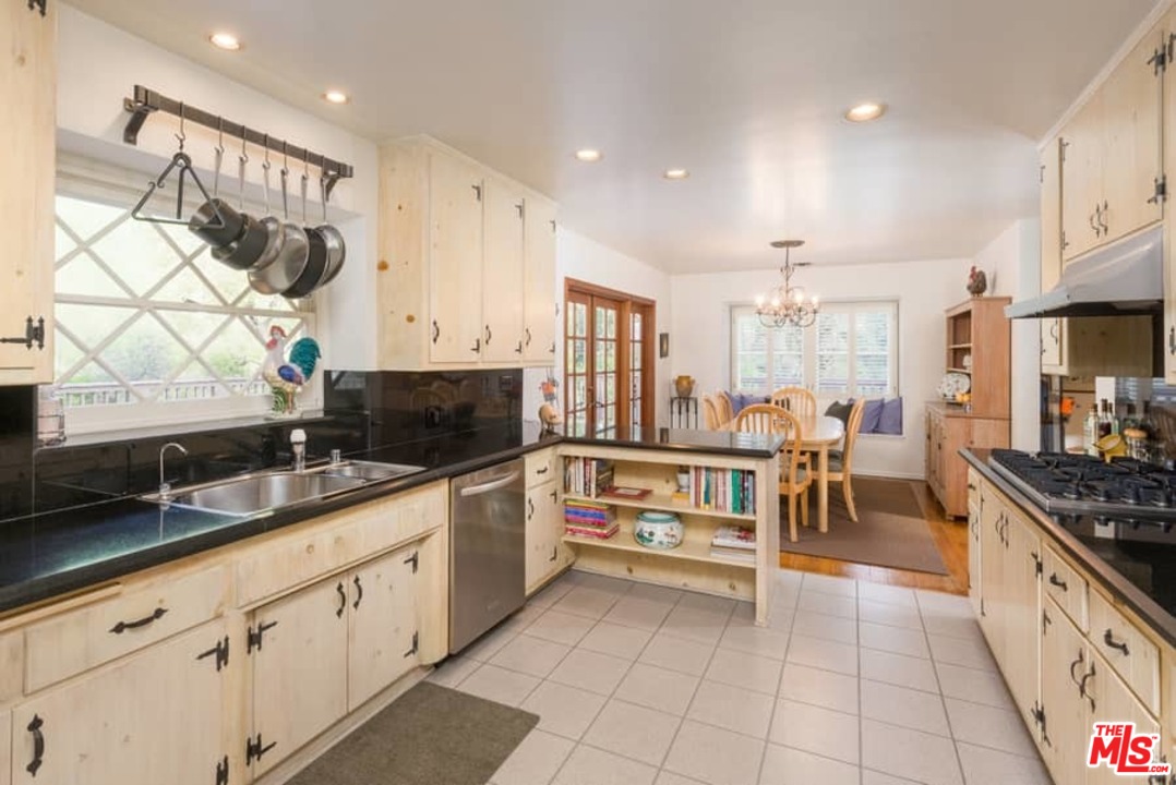 3916 Mandeville Canyon Road Los Angeles, CA 90049 - Photo 20 of 42