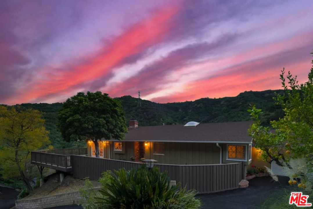 3916 Mandeville Canyon Road Los Angeles, CA 90049 - Photo 3 of 42