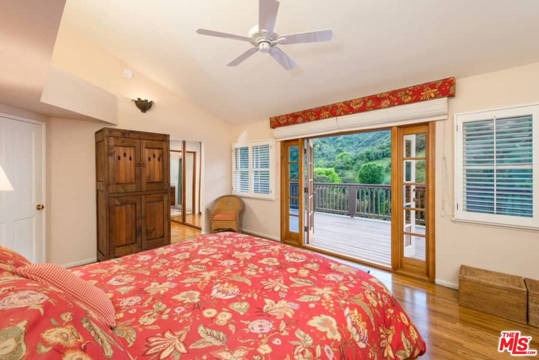 3916 Mandeville Canyon Road Los Angeles, CA 90049 - Photo 23 of 42