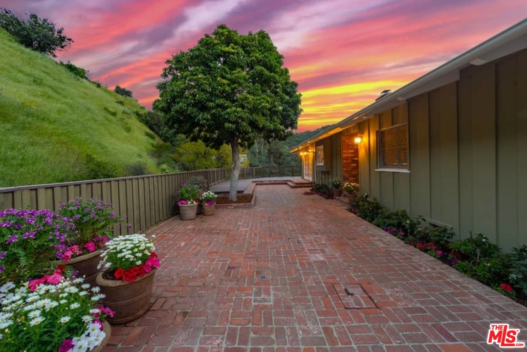 3916 Mandeville Canyon Road Los Angeles, CA 90049 - Photo 4 of 42