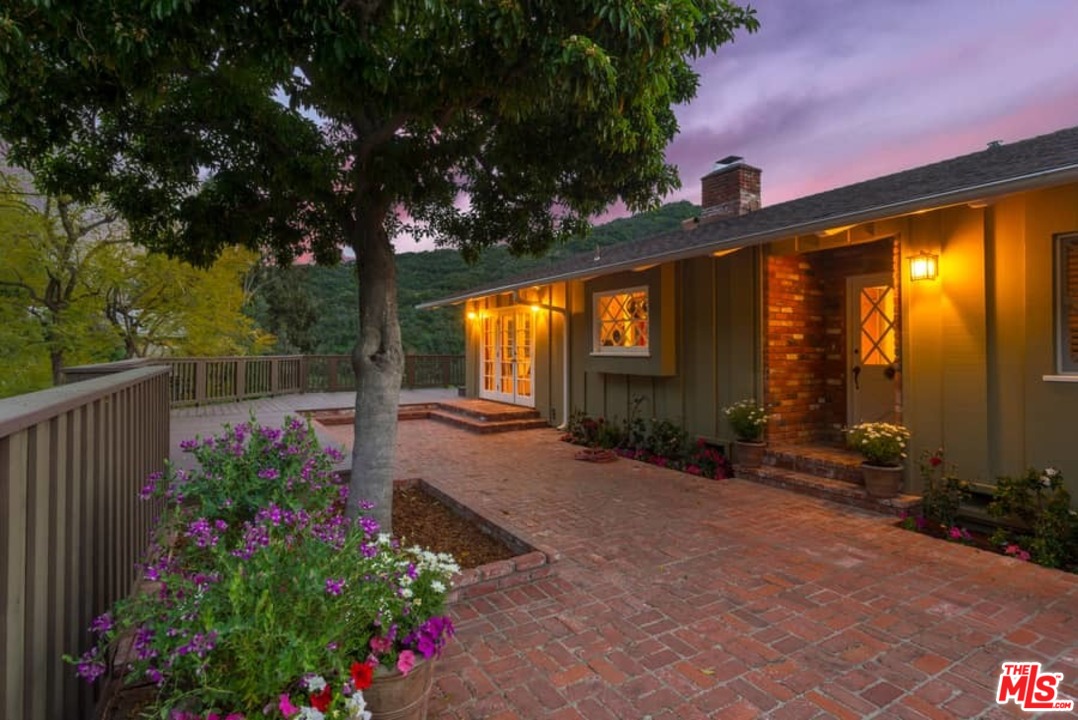 3916 Mandeville Canyon Road Los Angeles, CA 90049 - Photo 5 of 42