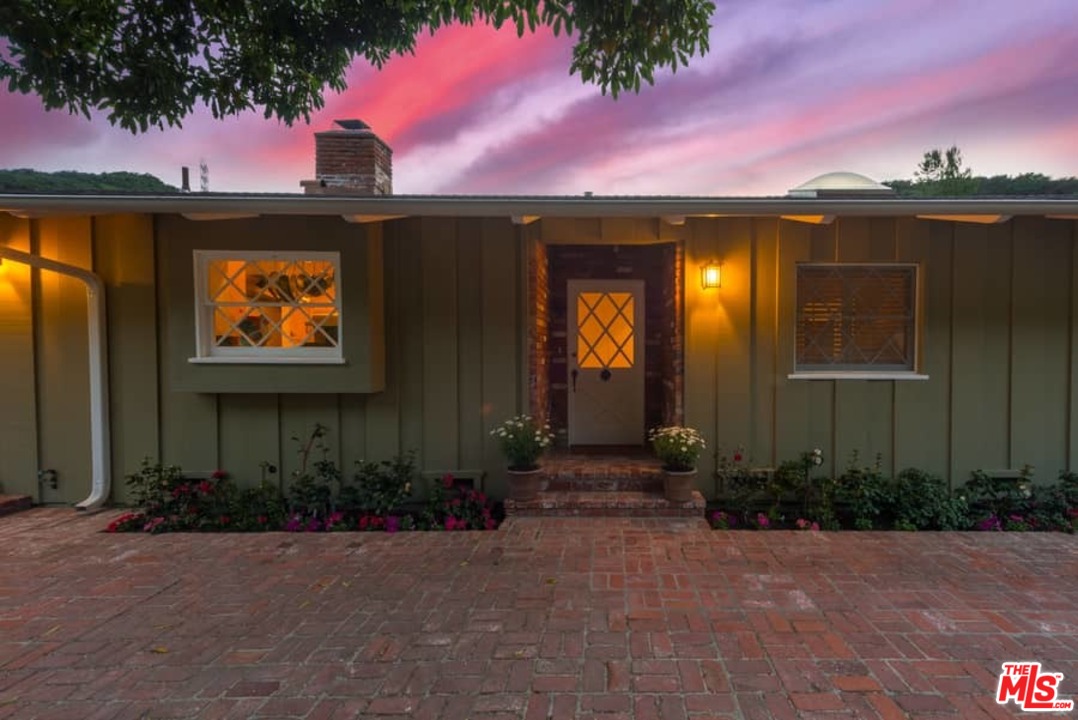 3916 Mandeville Canyon Road Los Angeles, CA 90049 - Photo 8 of 42