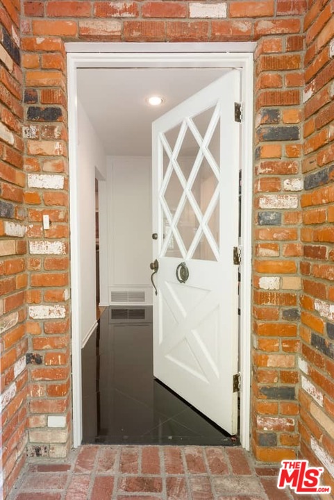 3916 Mandeville Canyon Road Los Angeles, CA 90049 - Photo 9 of 42