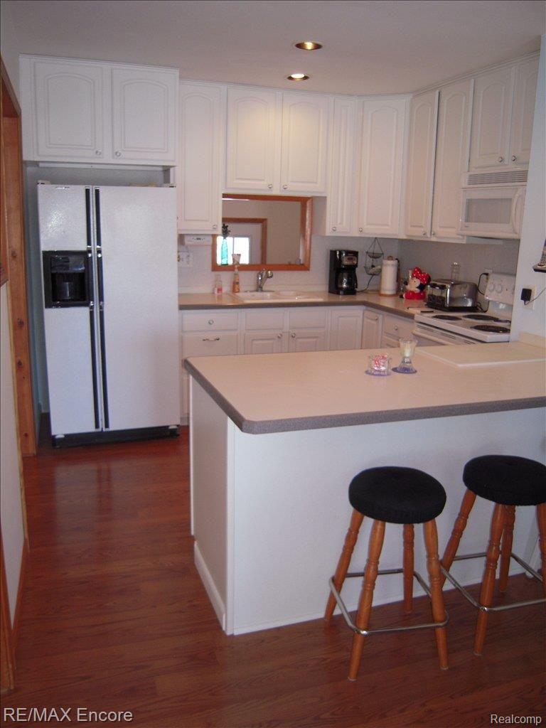 6828 Hatchery Road Waterford, MI 48327 - Photo 7 of 25 Kitchen w/snack bar