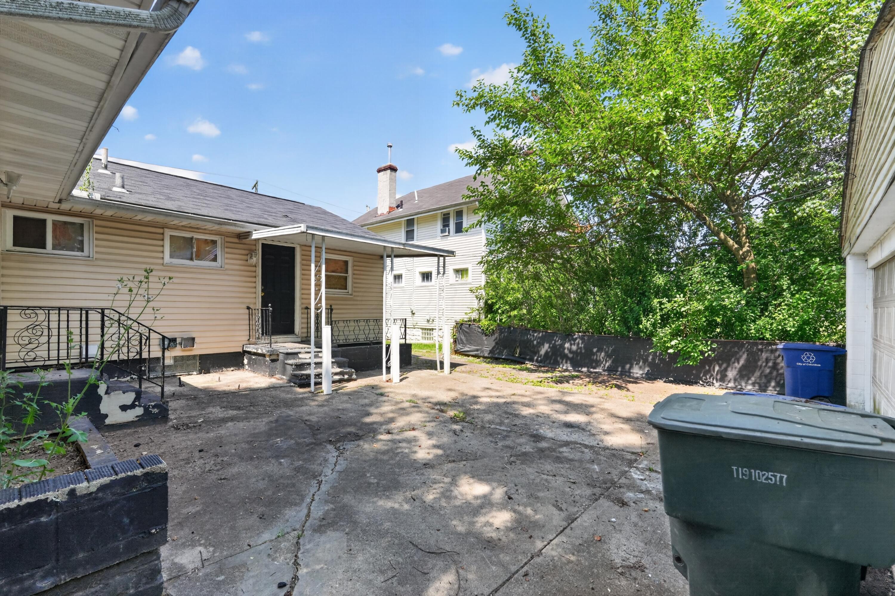 1217 Smith Road Columbus, OH 43207 - Photo 11 of 16 06_1217_Smith_Rd-Exterior-rd-6