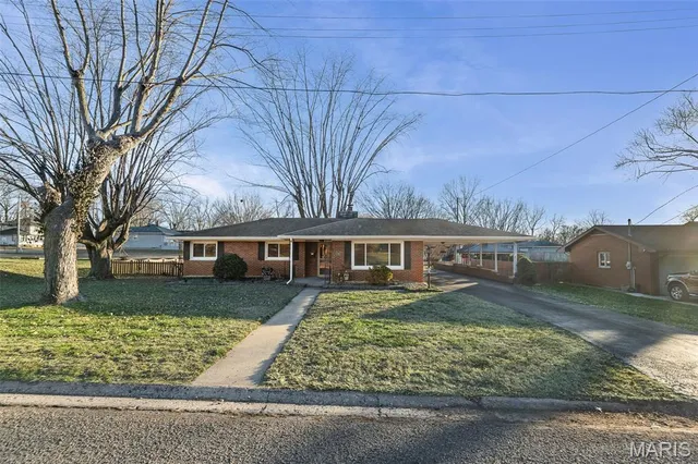 $215,000 | 2 Fieldcrest Drive, Collinsville, IL 62234