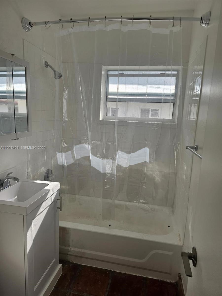 3475 Southwest 1st Avenue, Unit 14 Miami, FL 33145 - Photo 12 of 22 a bathroom with a bathtub