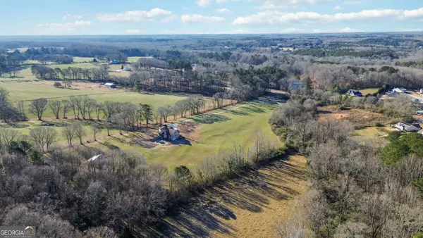 a view of a houses with a yard
