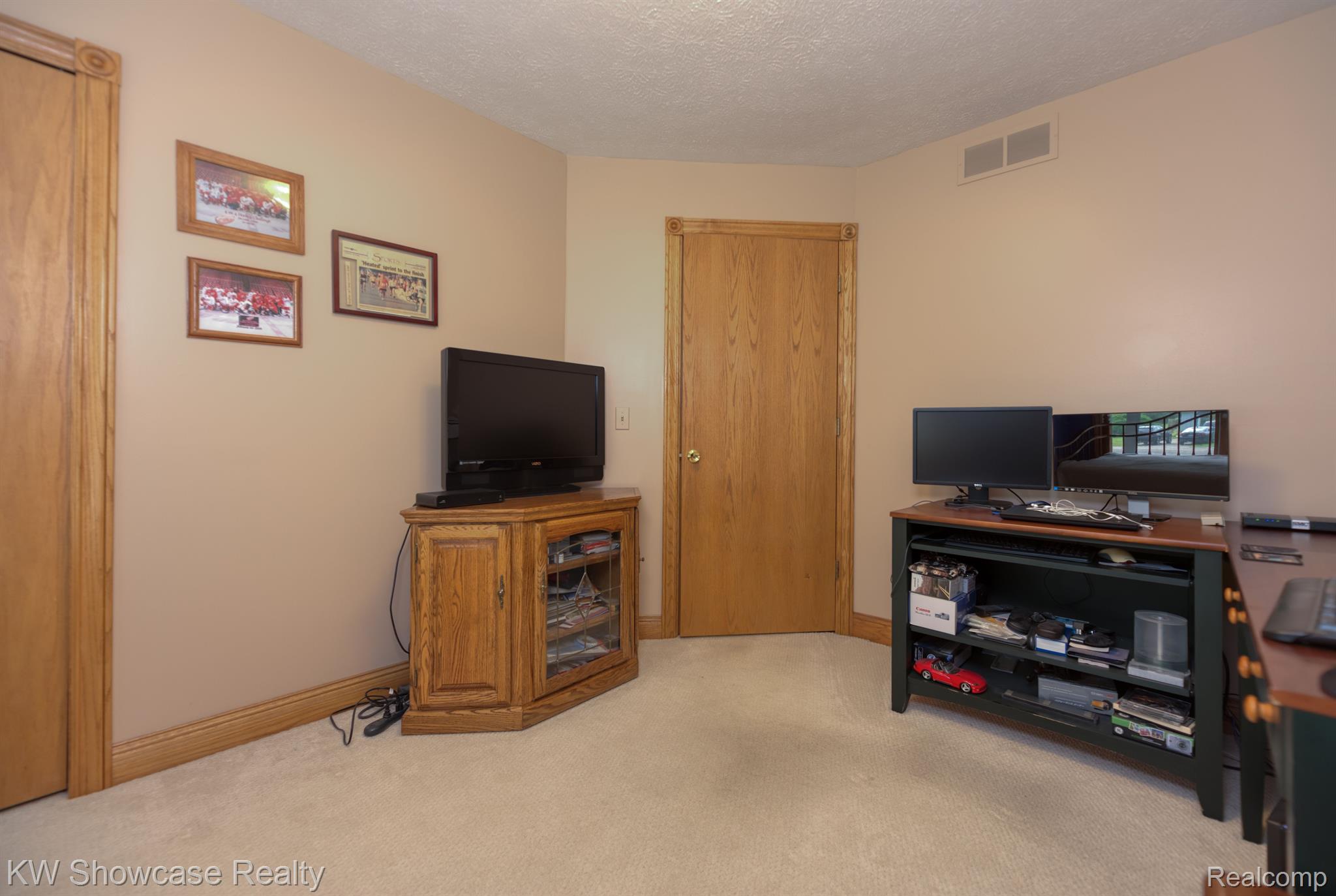 934 County Farm Road Howell, MI 48843 - Photo 24 of 36 1st floor bedroom, closet on the left not shown