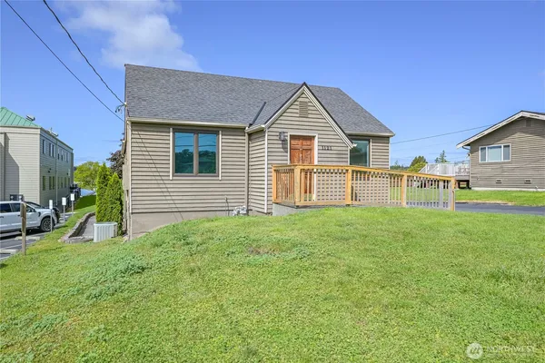 a view of a house with a yard
