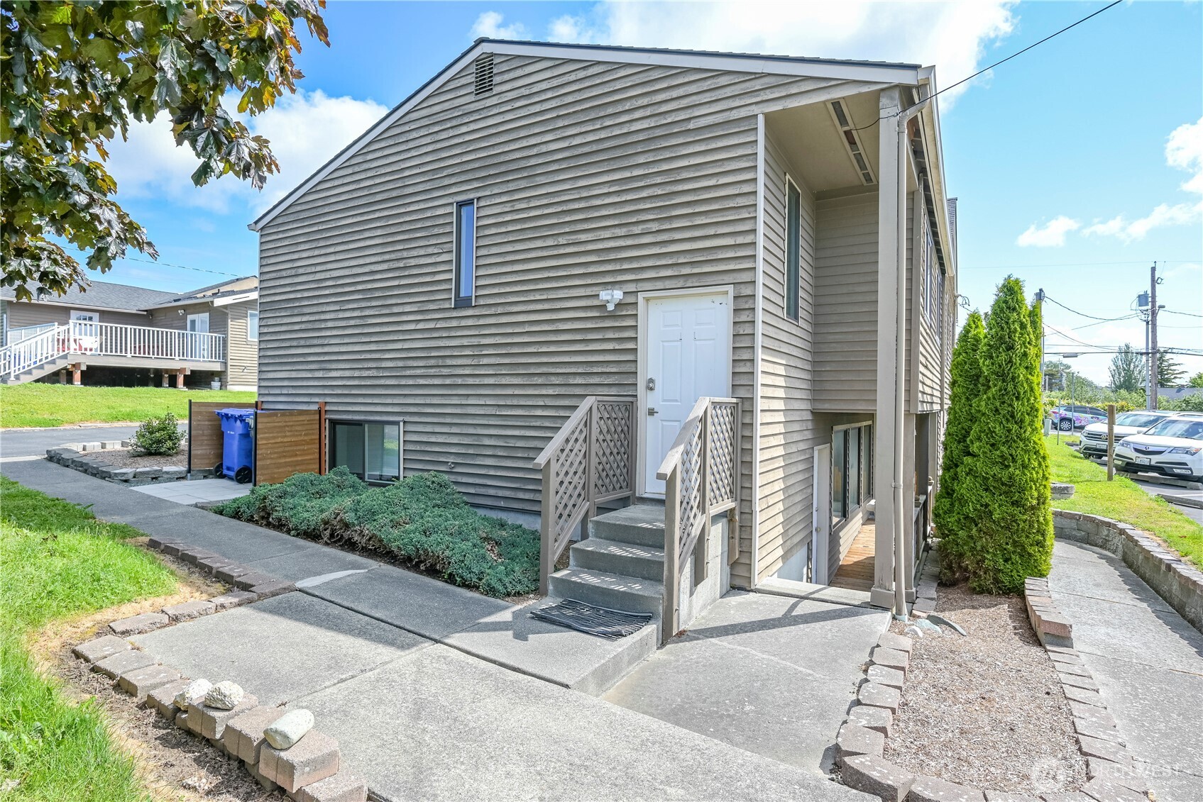 1121 Southeast Dock Street Oak Harbor, WA 98277 - Photo 4 of 28 a front view of a house with garden
