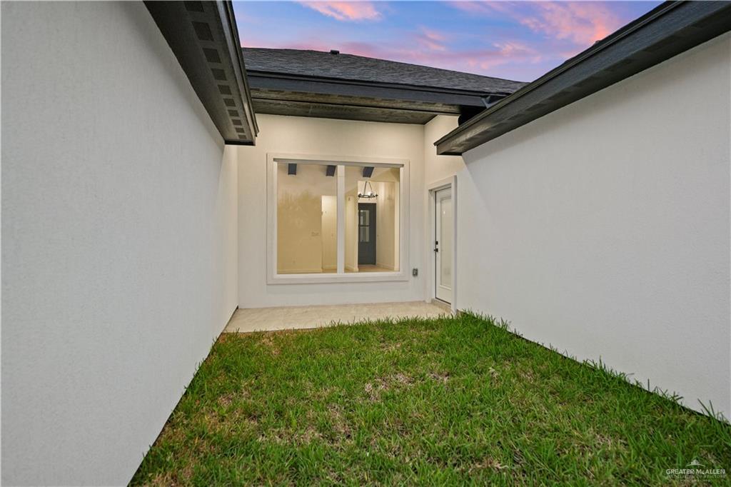 2728 East Conroe Road Edinburg, TX 78542 - Photo 13 of 14 a view of small yard