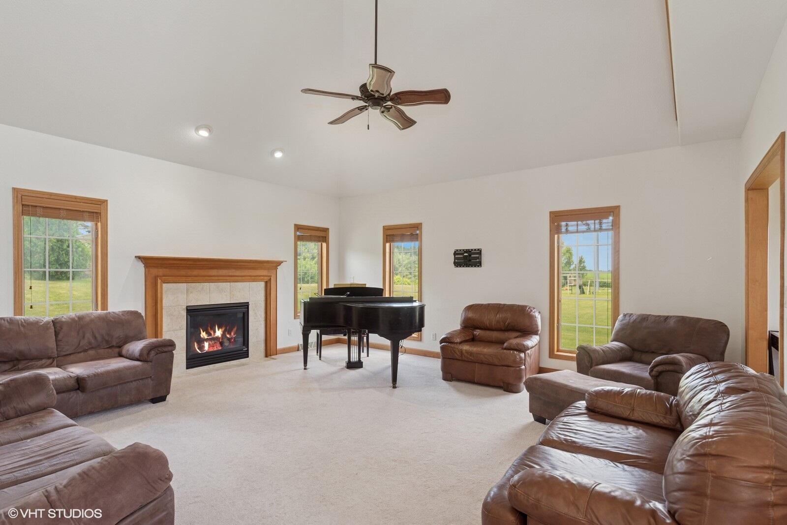 3626 Haymeadow Road Caledonia, WI 53126 - Photo 6 of 23 Living room
