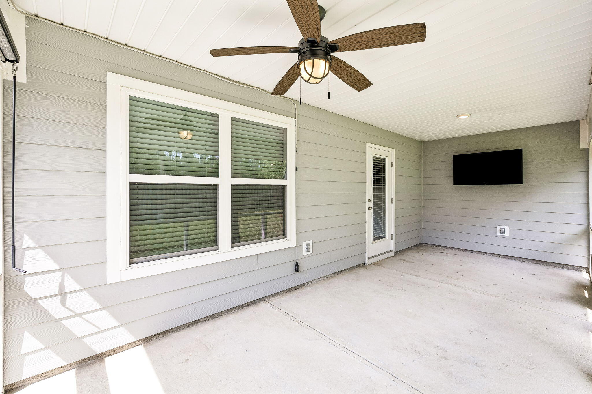 324 This Way Freeport, FL 32439 - Photo 33 of 70 Back enclosed porch